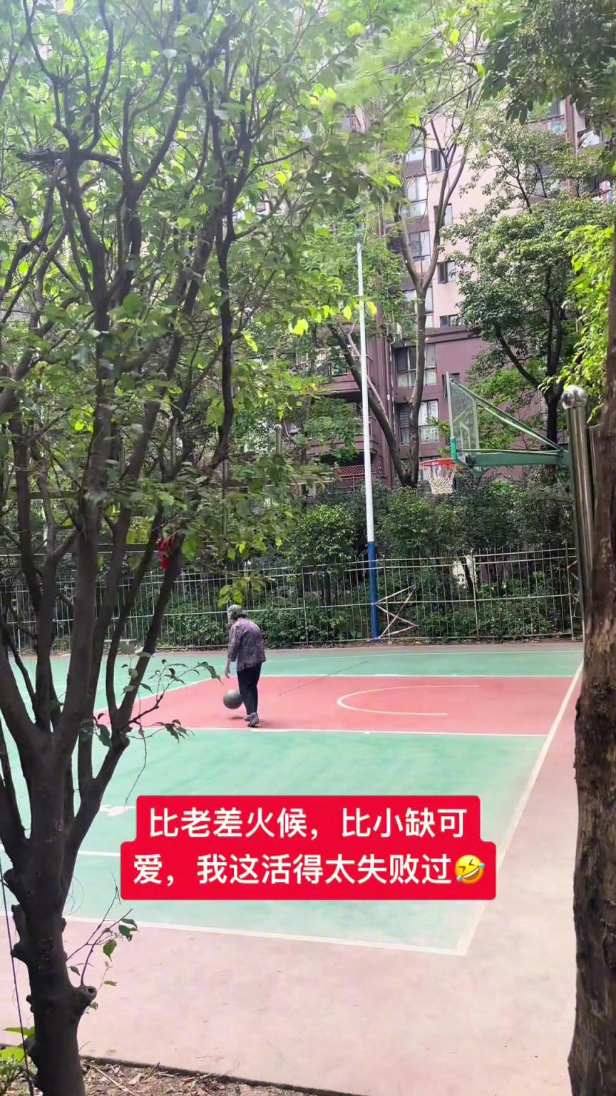 這阿婆單手一投一個準，姜還是老的辣
